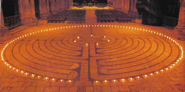 Foto af cirkel-labyrinten i gulvet i Chartres Katedralen.