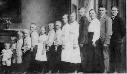 Foto af 14 børn på rad og række