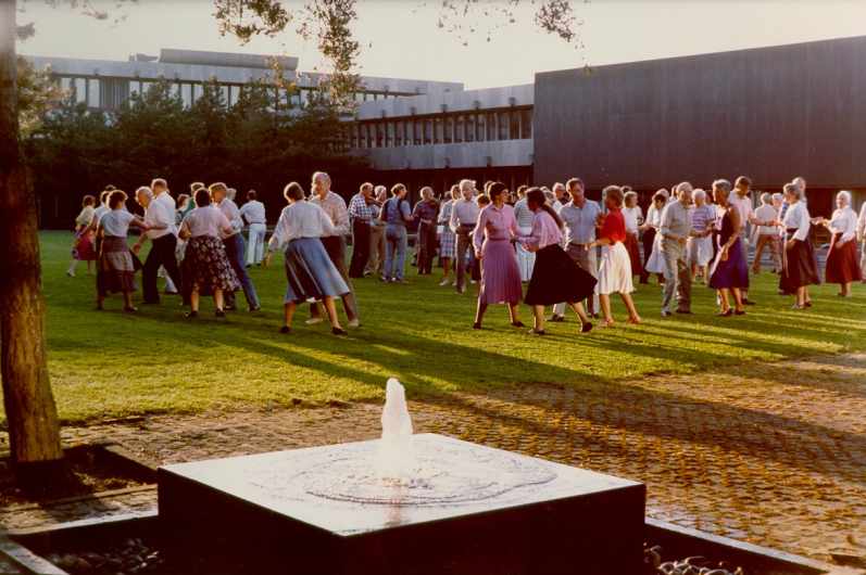 Turning in a rheinlnder polka